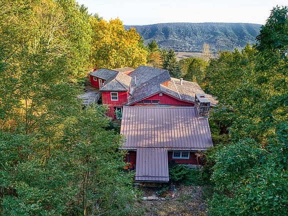 2nd image of 1900 Horton Ln