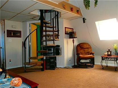 3rd image of 195 Stewart Ln