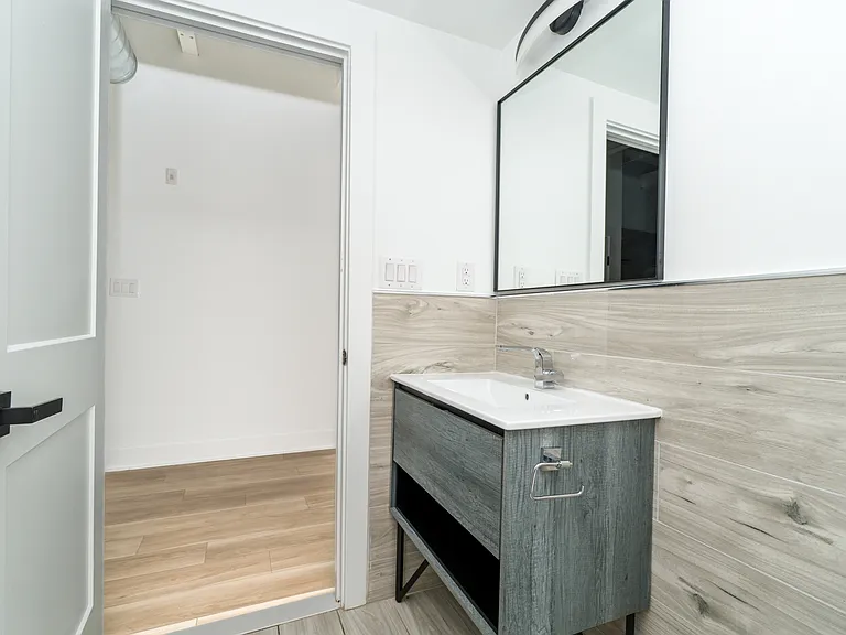 2700 E Auburn St — Photo 14