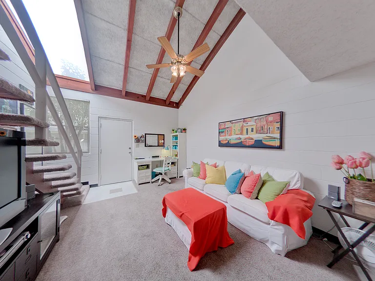 321 SW 13th St — Photo 3