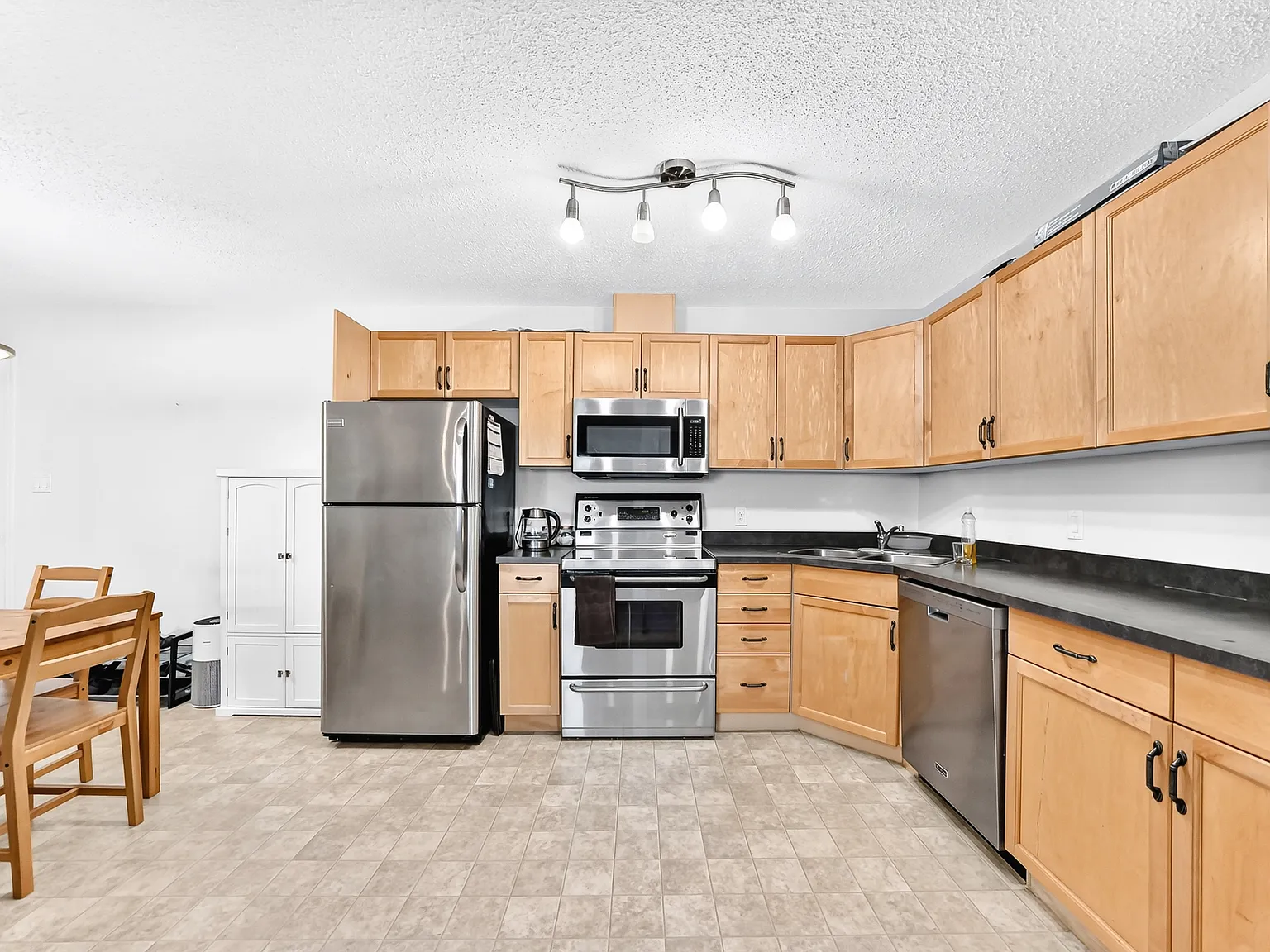 2 bed, 925 sqft, $1,550 — Photo 3