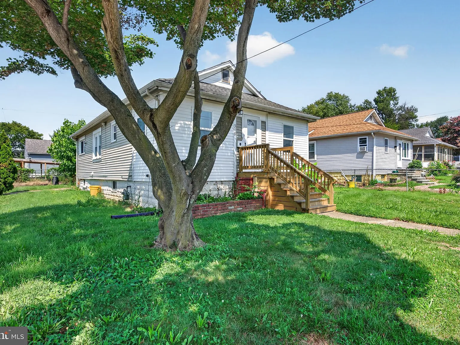 3 bed, 908 sqft, $2,400 — Photo 2