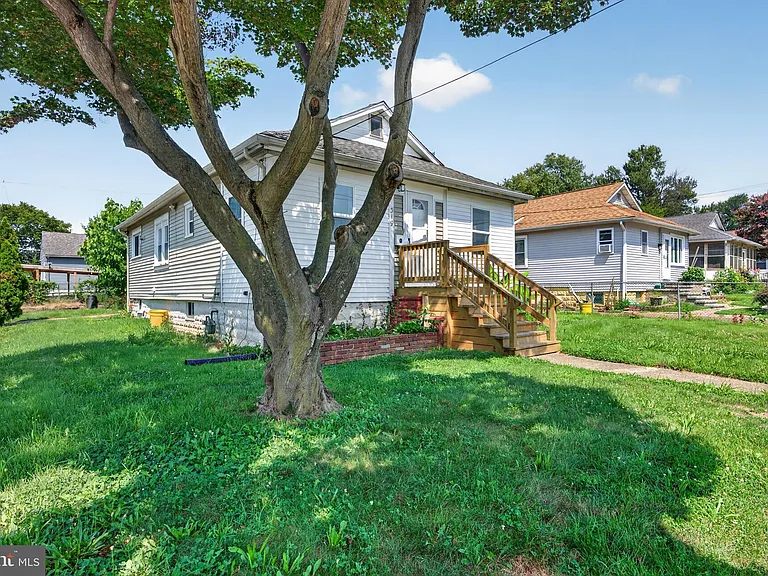 319 Laurel Ave — Photo 2