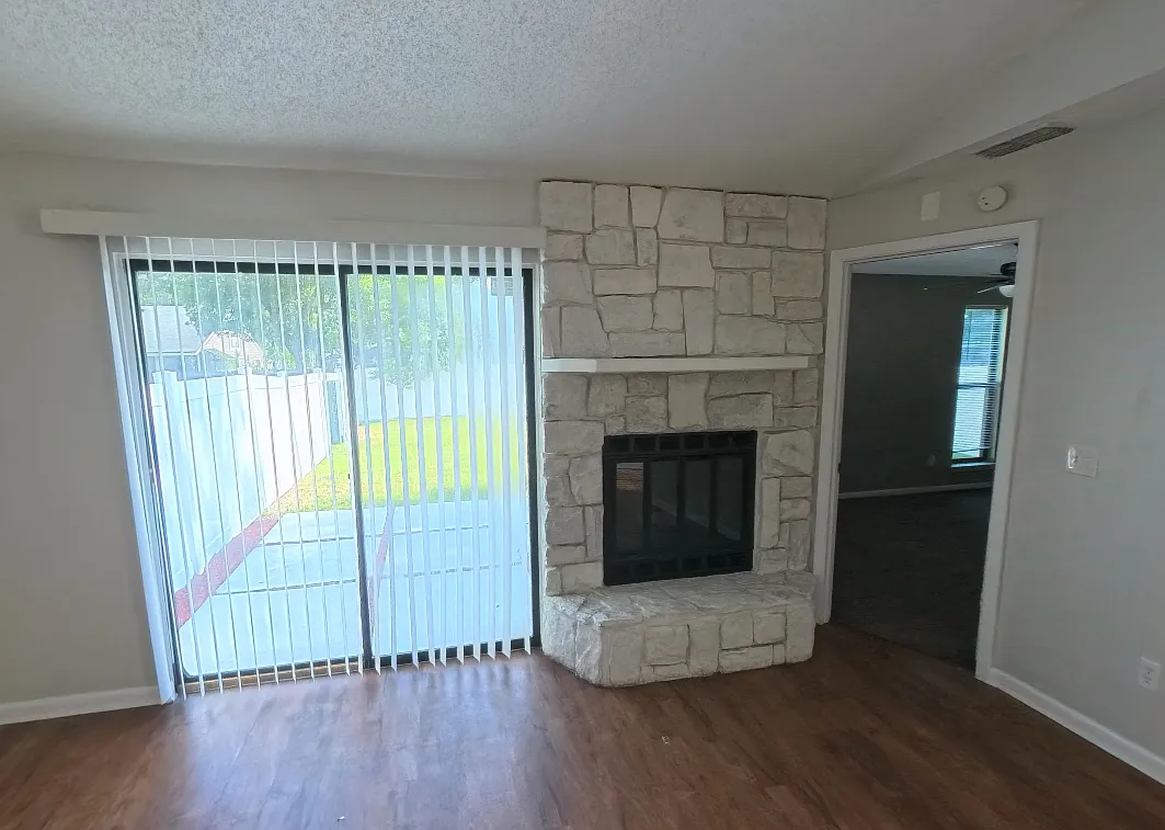 3 bed, 1.0 bath, $1,800 — Photo 3