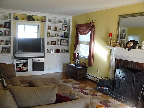 Large Liv Rm with Fire Place