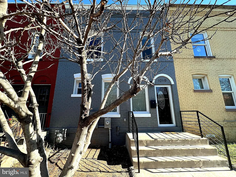 1210 Half St SW