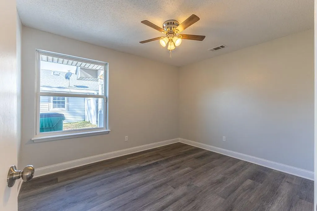 4 bed, 1158 sqft, $2,300 — Photo 4