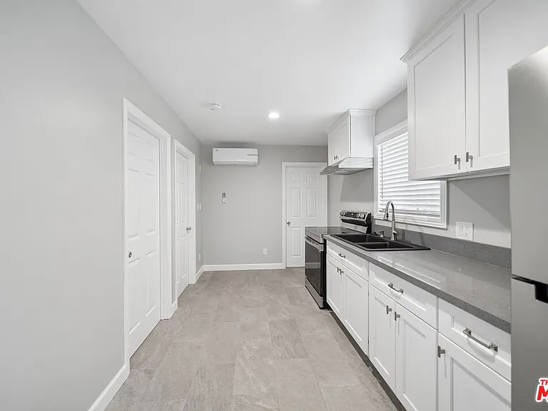 1545 W 23rd St — Photo 3