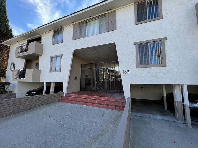 1631 Barry Ave #12 — Photo 2