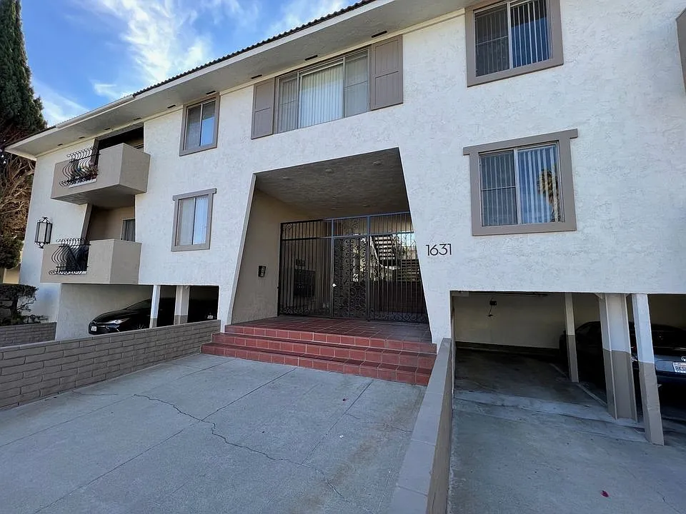 Building Photo - 1631 Barry Ave #4