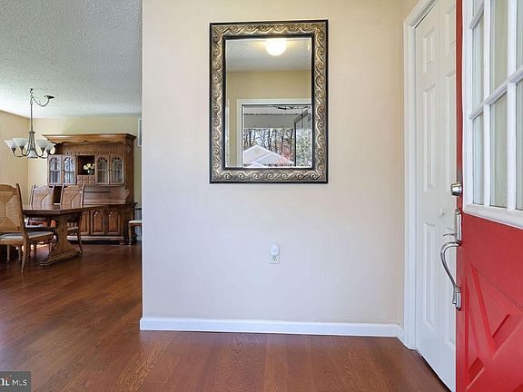 5th image of 113 Pine Oak Blvd