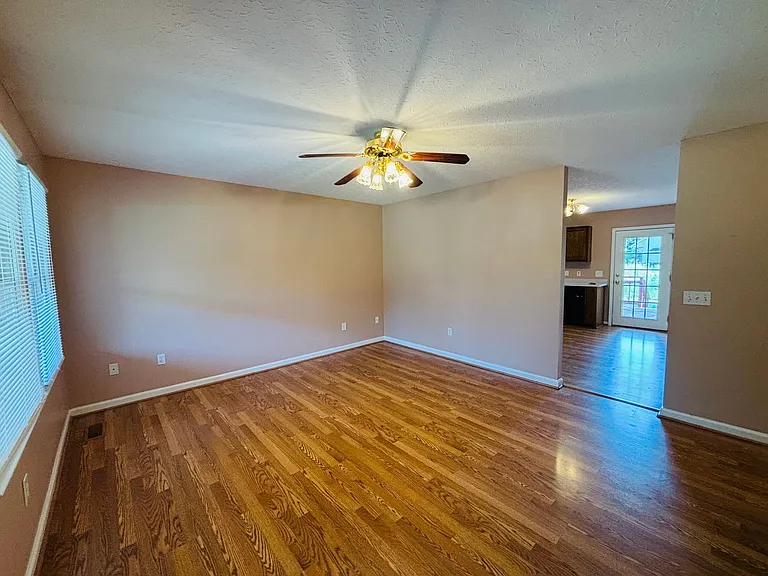 1302 Sandy Cir — Photo 16