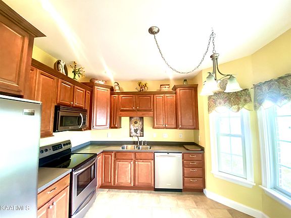 5th image of 38 Saddle Brook Ln