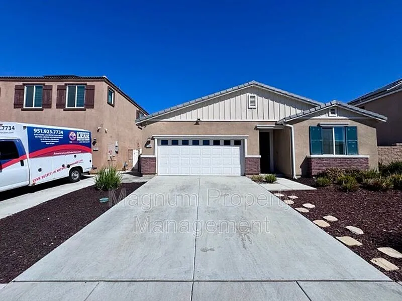 4 bed, 2.0 bath, 1902 sqft, $3,100 — Photo 1