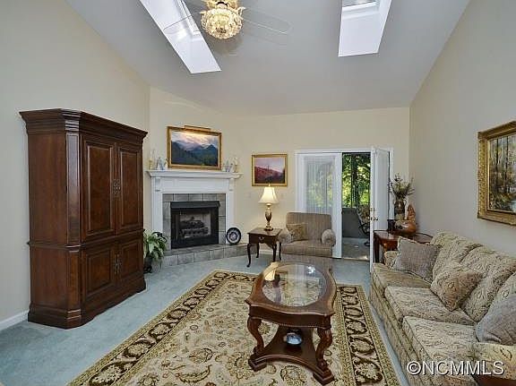 3rd image of 15 Sweetwater Oaks Dr