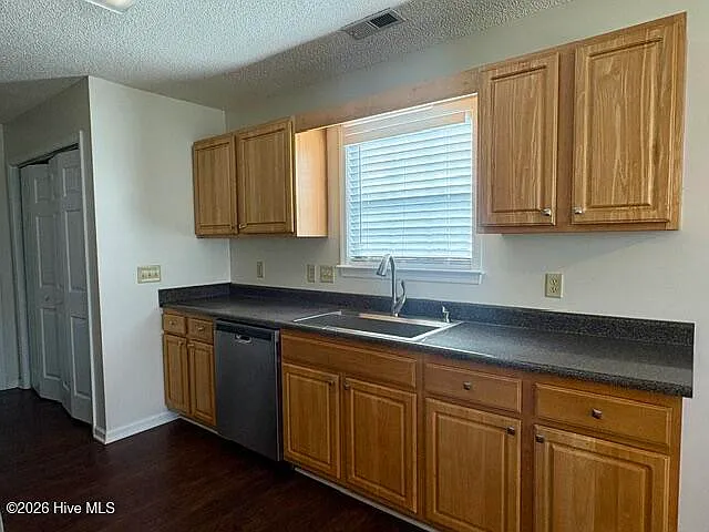 3 bed, 2.0 bath, $2,100 — Photo 4