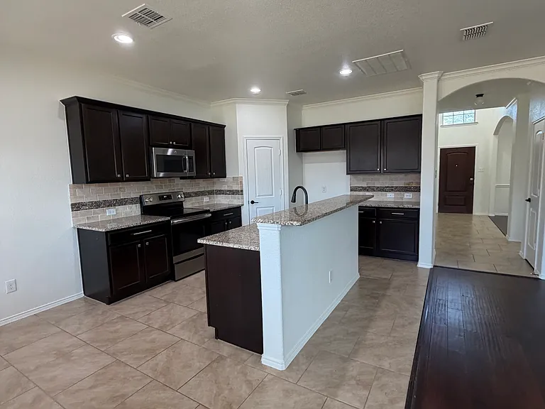11808 Kurth Dr — Photo 2