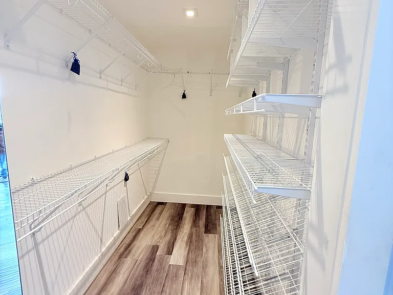 WALKING CLOSET
