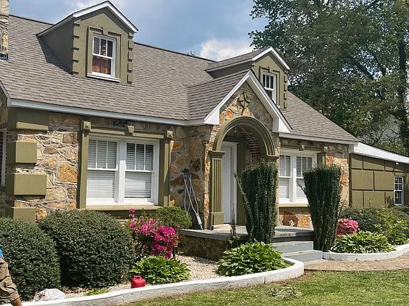 126 Cape Hickory Rd, Hickory, NC 28601