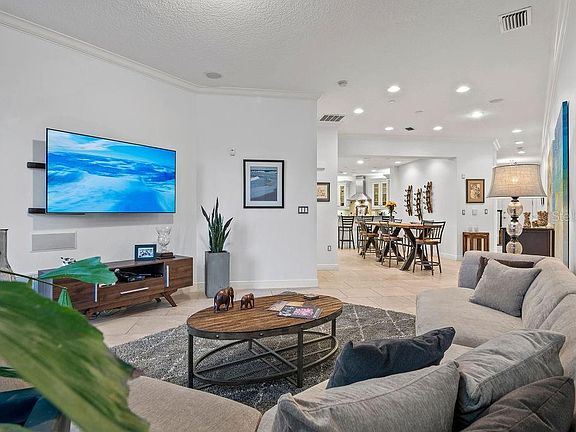 4th image of 385 W Welbourne Ave #108