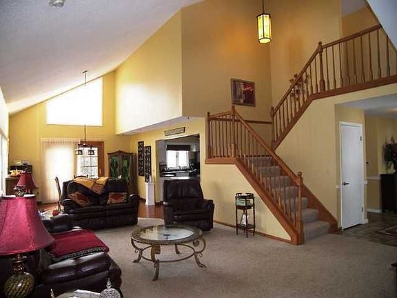 5th image of 2 Stonington Dr