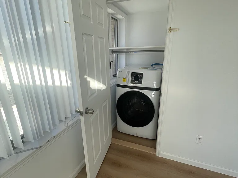 2163 E 17th St #3 — Photo 12