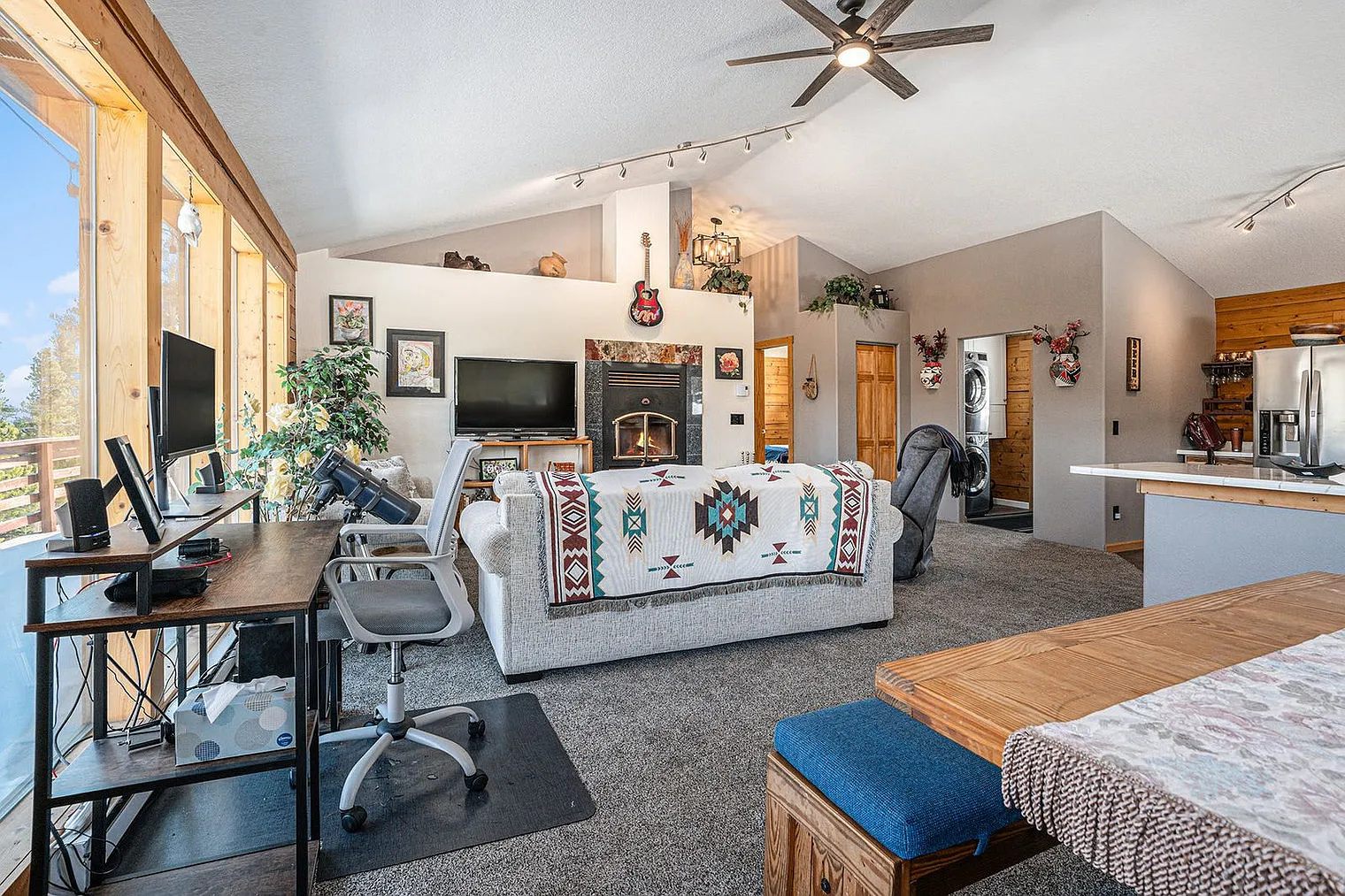 2 bed, 1.0 bath, 3993 sqft, $2,903 — Photo 3