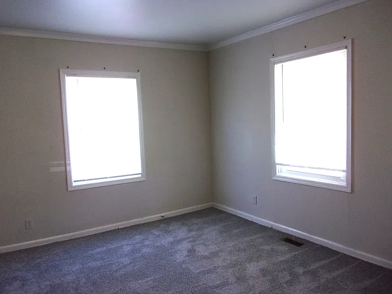 526 Leslie St — Photo 5