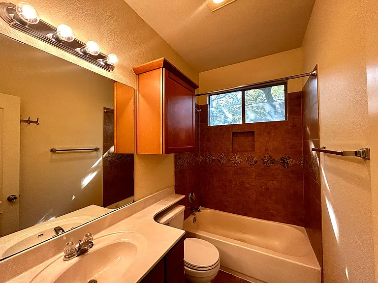 611 Franklin Blvd #A — Photo 38