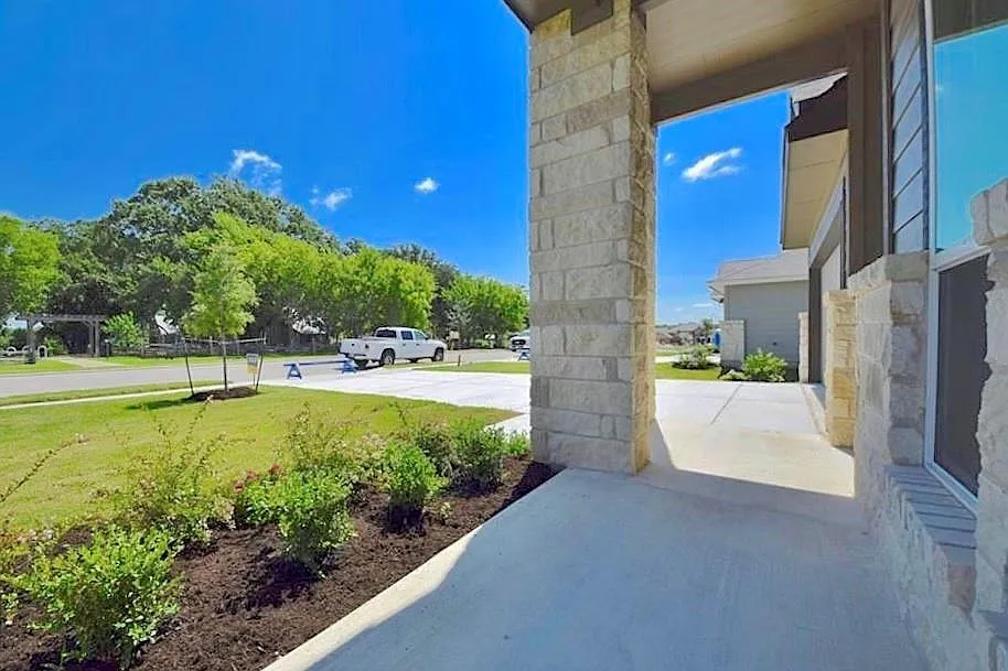 3 bed, 2.0 bath, 1550 sqft, $2,195 — Photo 2