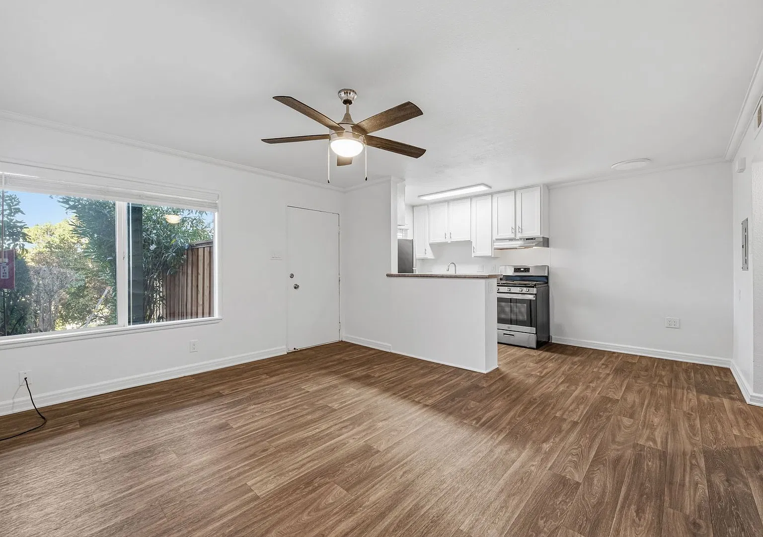Bright 1BR/1BA Near Civic Center SMART Station in North San Rafael — Photo 2
