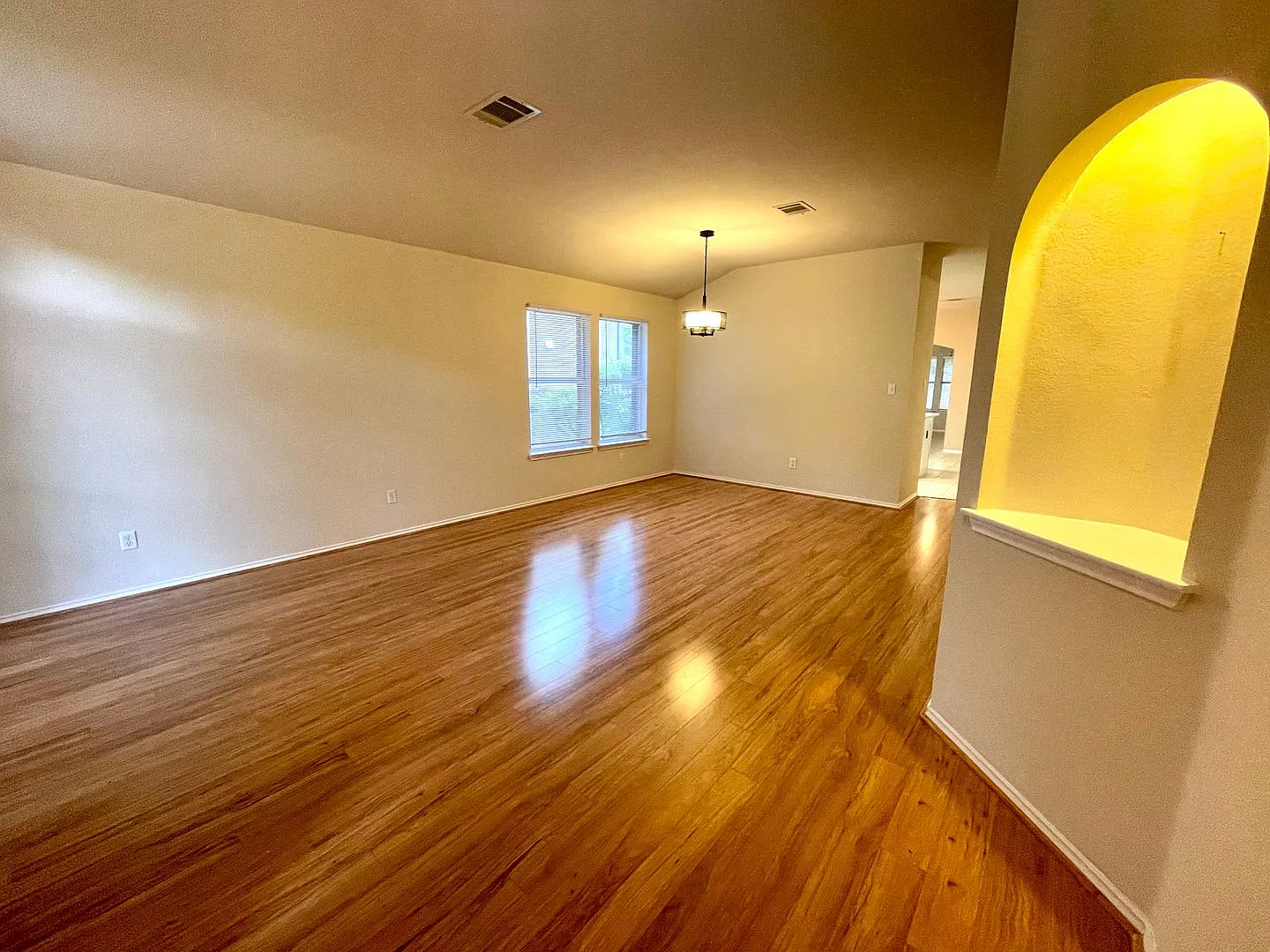 Well-Maintained 3 bedroom, 2 bathroom in Northwood — Photo 2