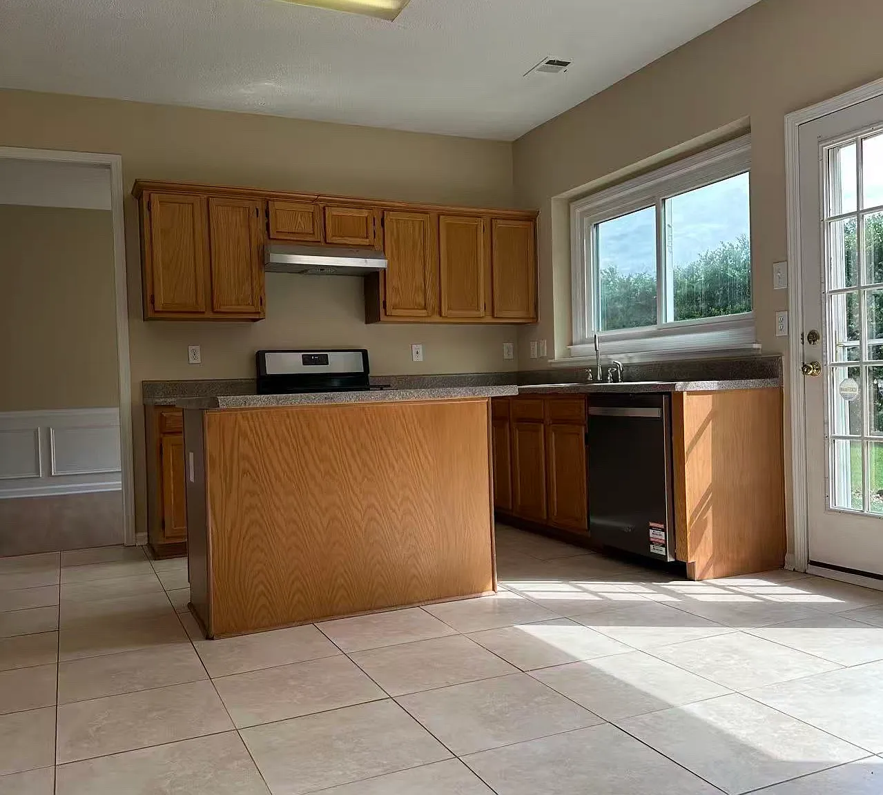 4 bed, 2.5 bath, 2246 sqft, $2,950 — Photo 2