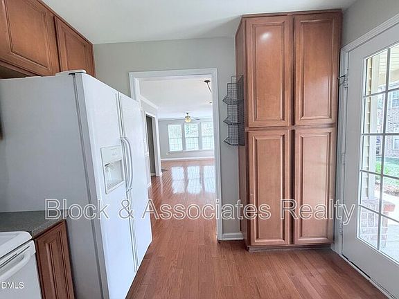 5th image of 9812 Grettle Ct