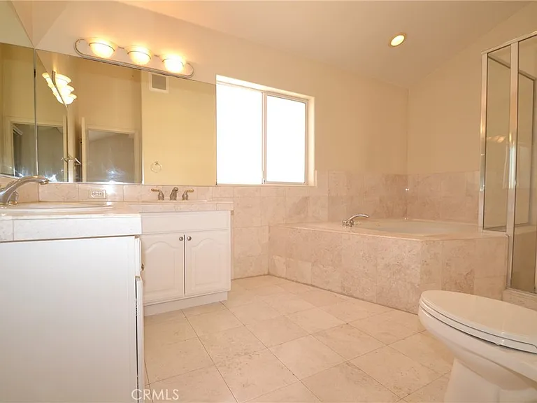 2203 Harriman #B — Photo 12