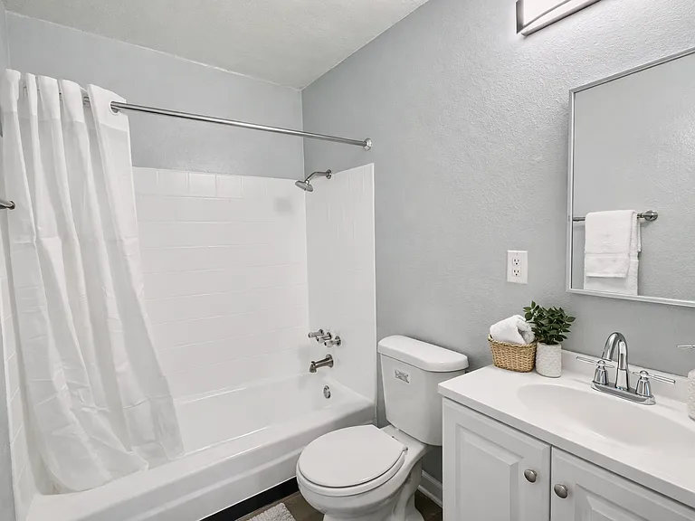 815 N Rose Ave #L8 — Photo 6