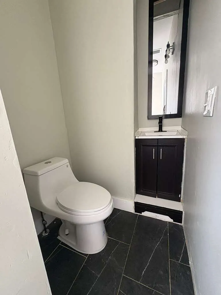Building Photo - 154 Sanford St #4