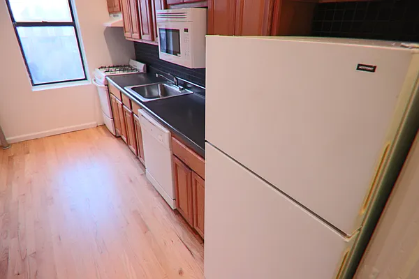 Rented by PMG Real Estate  | media 9