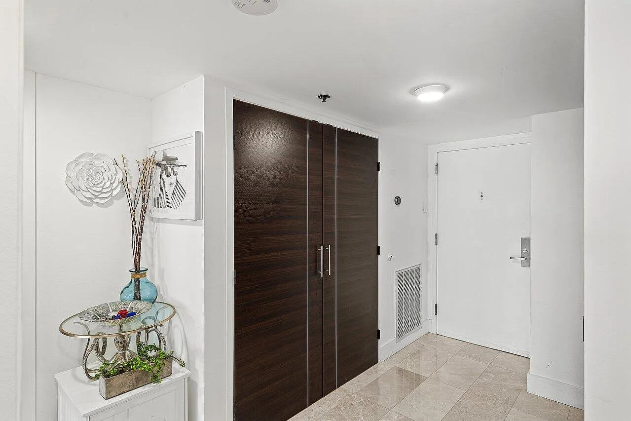 1 bed, 1.0 bath, 1171 sqft, $9,995 — Photo 2