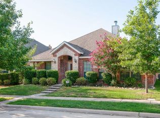 325 Village Dr, Red Oak, TX 75154