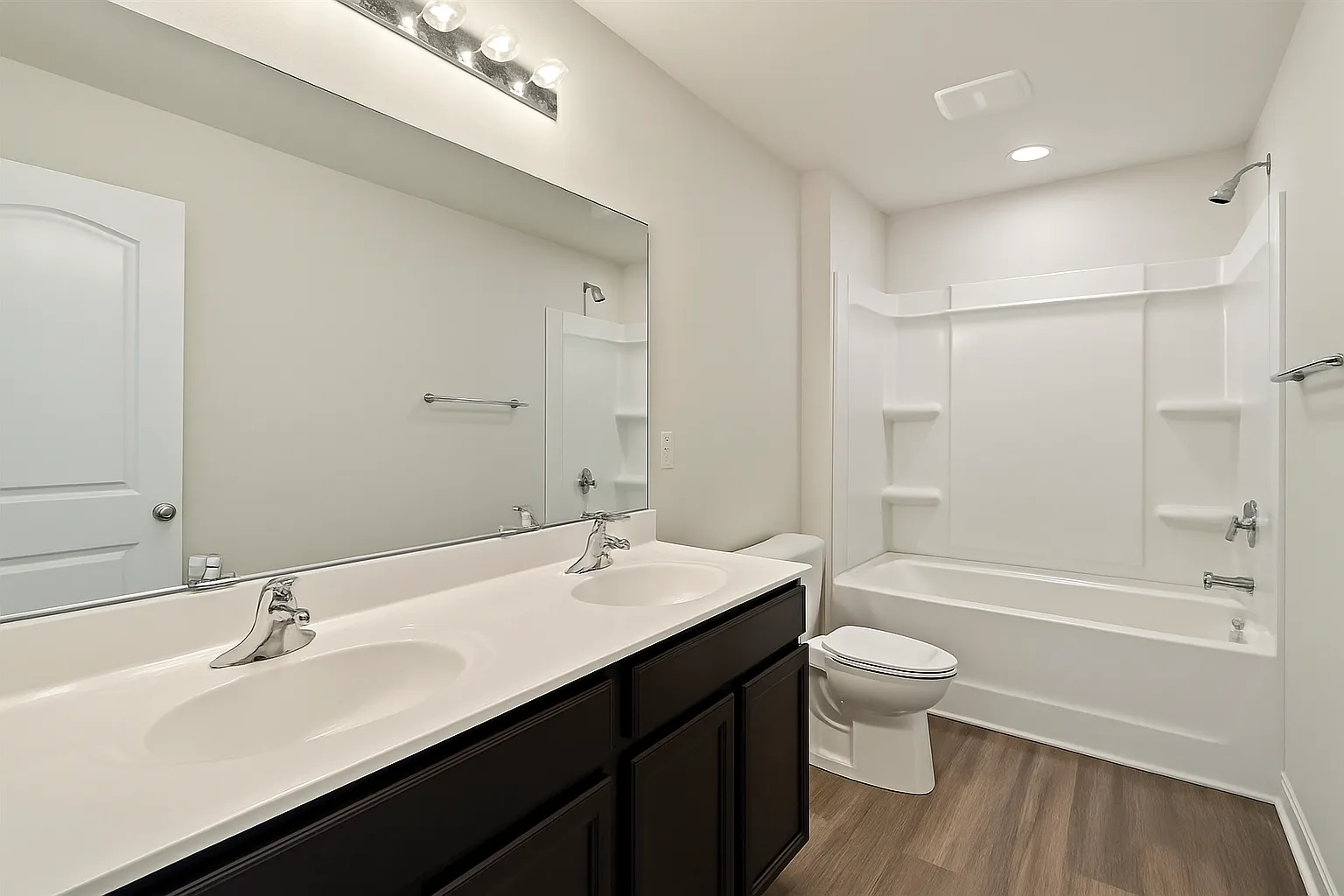 5 bed, 2204 sqft, $849 — Photo 4