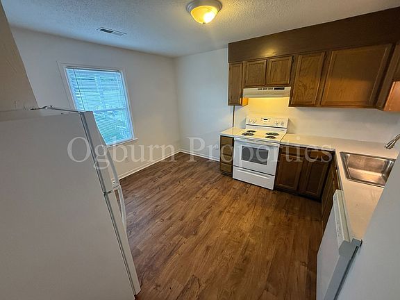 4th image of 705 Meadowbrook Dr #B