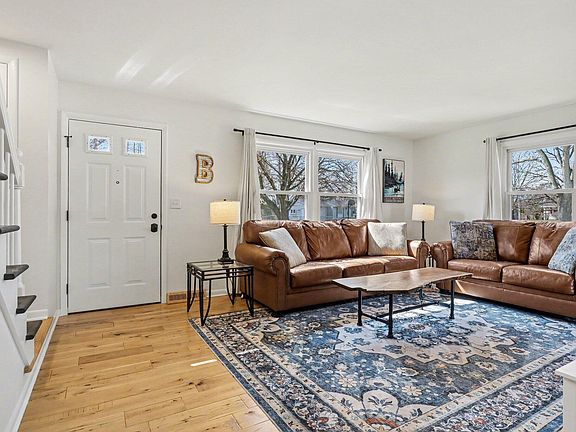 3rd image of 2707 Sandalwood Ct NE