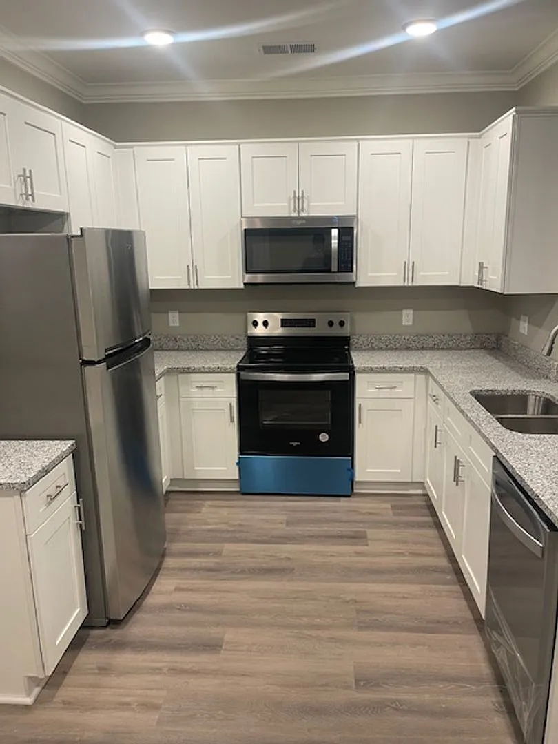 Brand New Units, Extra Nice, 2 bedroom — Photo 2