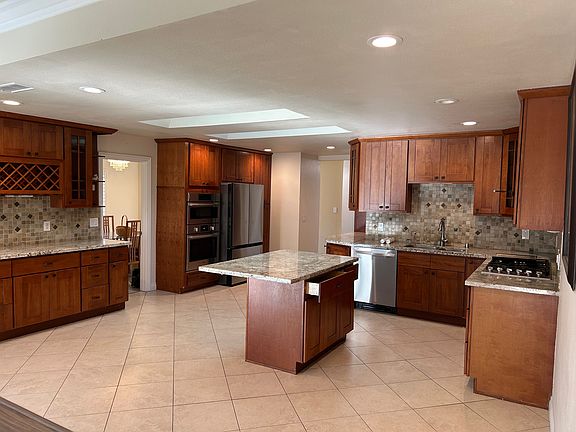 Kitchen & Dining