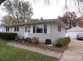 1065 Rainbow Blvd, Hiawatha, IA 52233