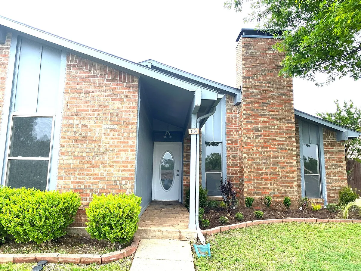 Building Photo - 2704 Winding Creek Dr