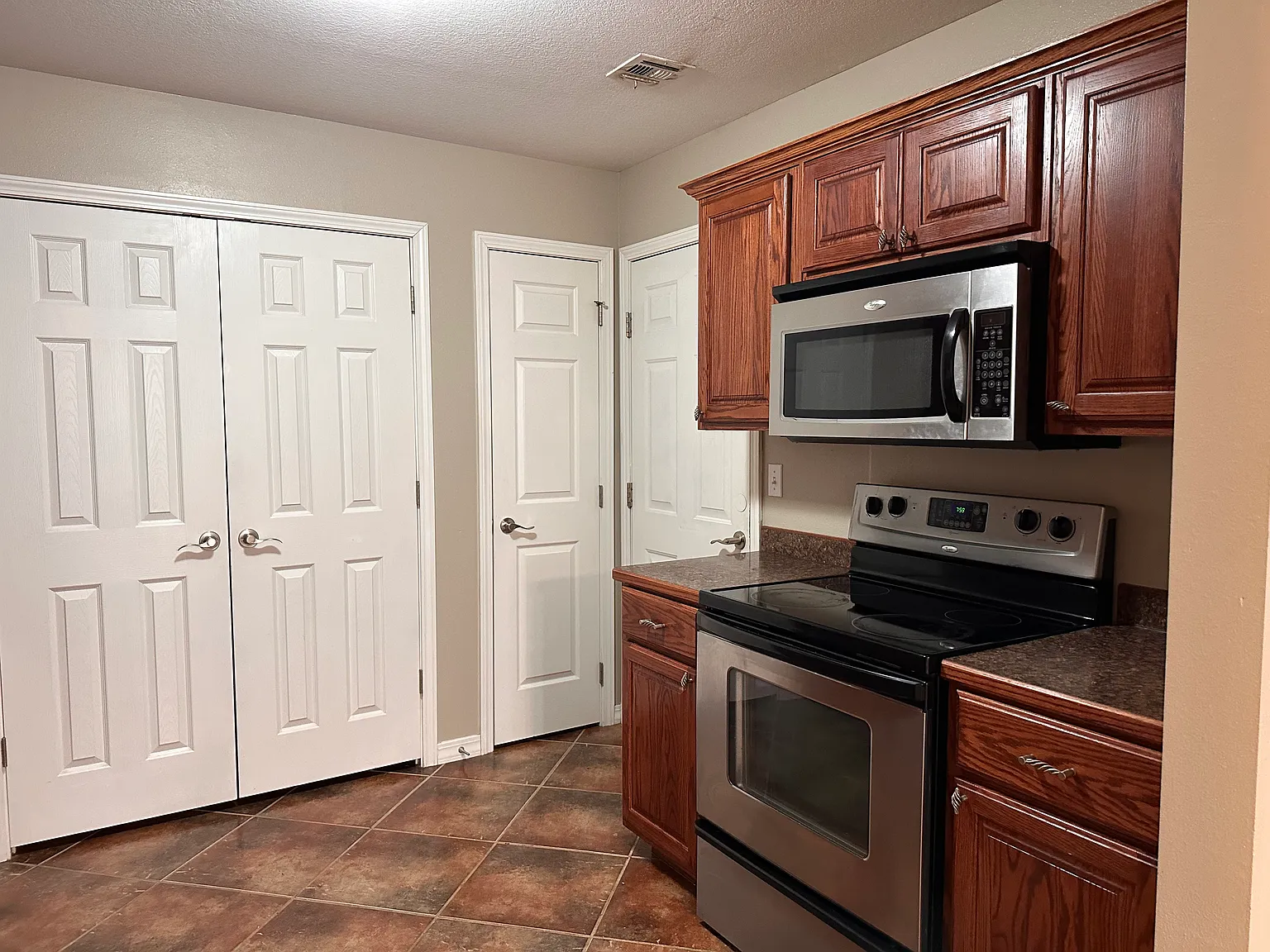 3 bed, 1100 sqft, $1,100 — Photo 4
