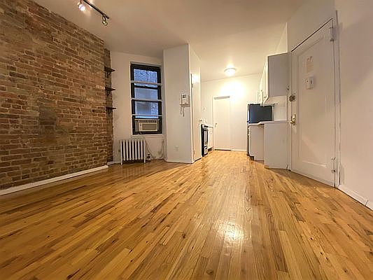 4th image of 244 E 77th St APT 12
