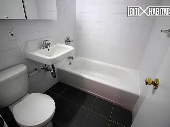 3rd image of 20 W 69th St APT A
